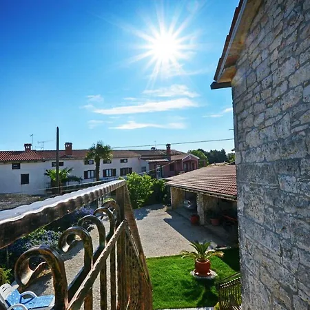 Gostinjska kuća Maslina For Max 8 Persons With Garden, 12km From Porec