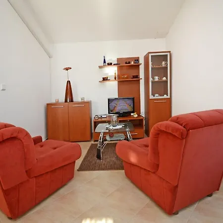 Guest house Maslina For Max 8 Persons With Garden, 12km From Porec Baderna