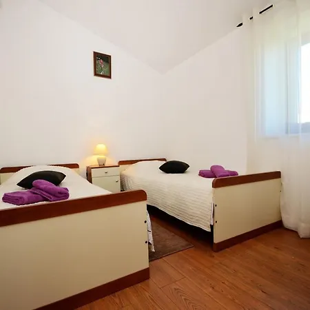 Maslina For Max 8 Persons With Garden, 12km From Porec