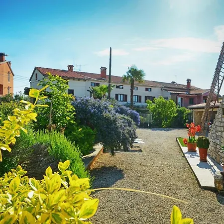 Guest house Maslina For Max 8 Persons With Garden, 12km From Porec Baderna