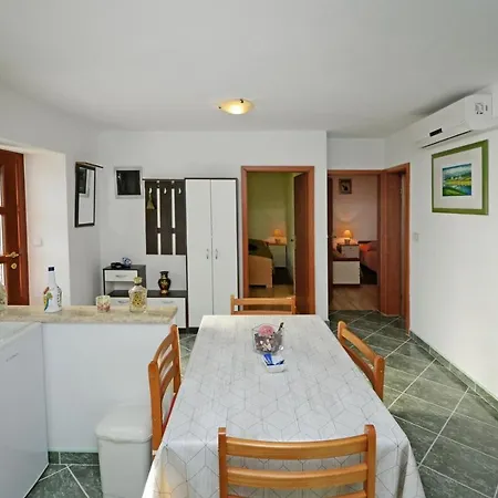 Guest house Maslina For Max 8 Persons With Garden, 12km From Porec Baderna
